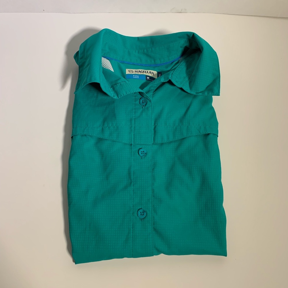Women’s medium Magellan fish gear outdoor shirt